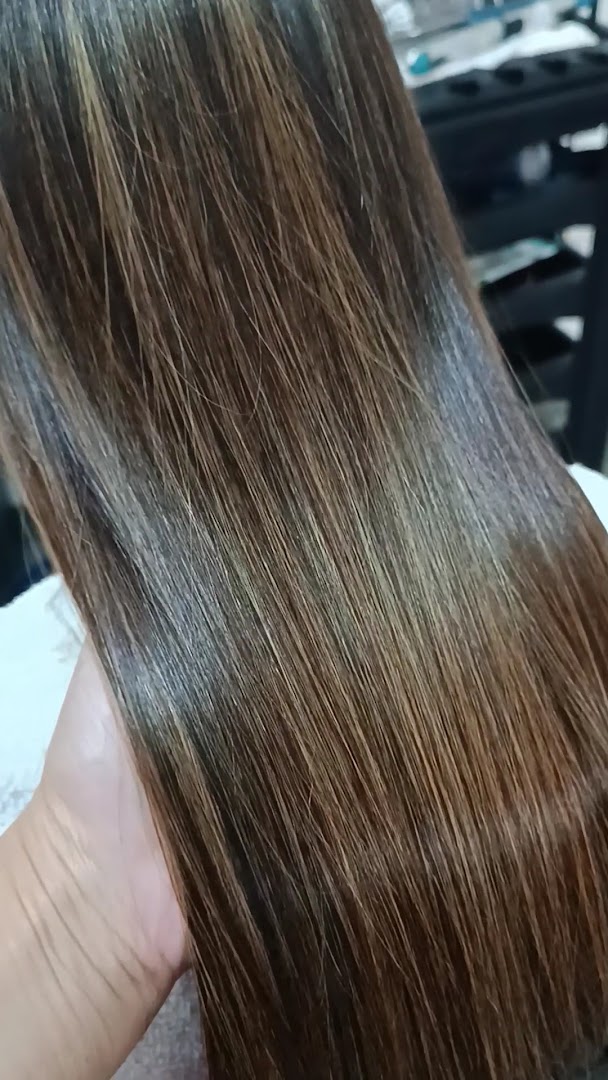 Mechas em cabelo longo com acabamento escovado