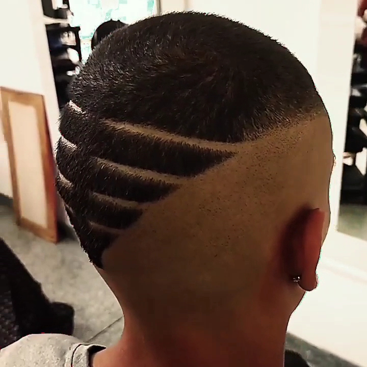 Desenho na máquina em corte masculino
